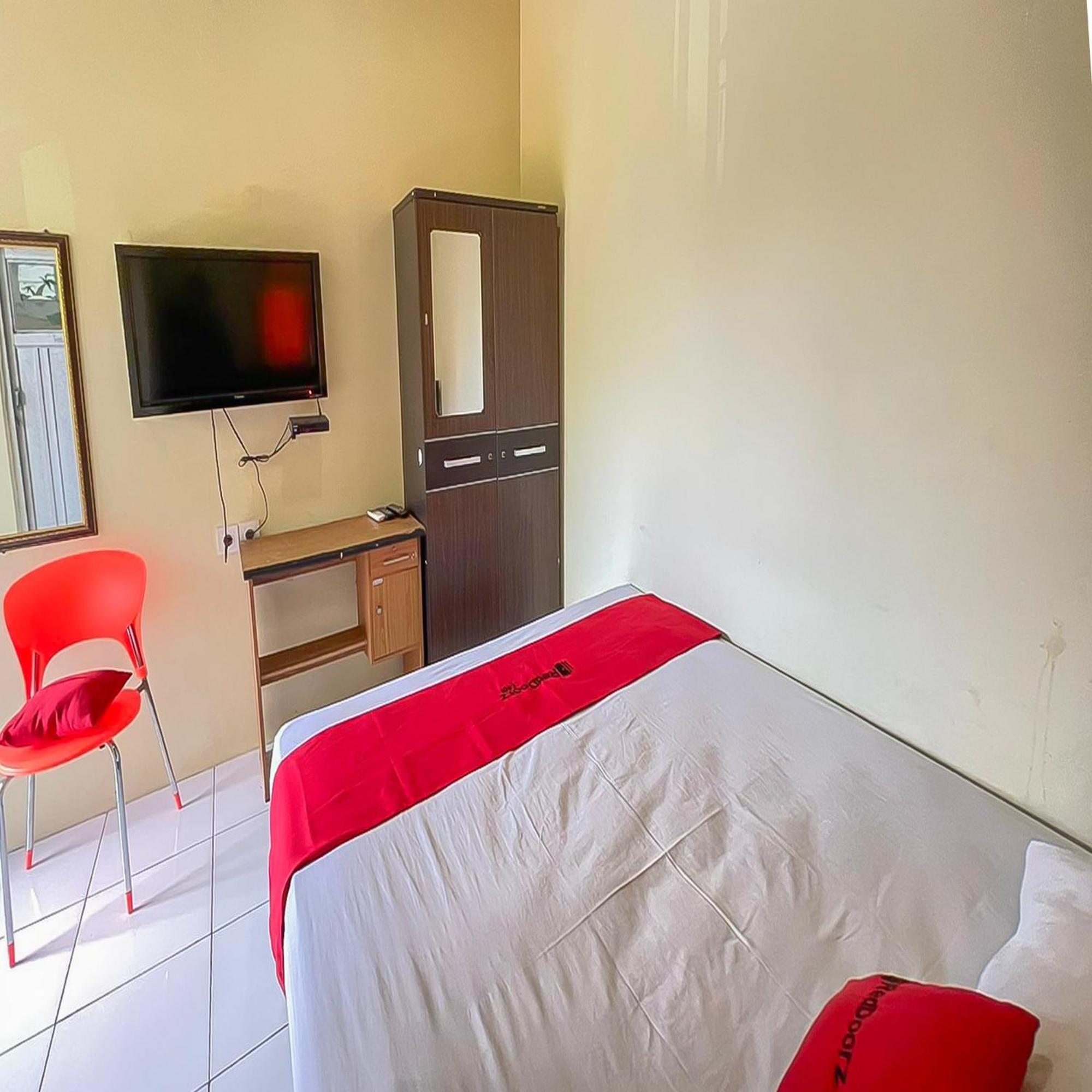 Hotel Reddoorz At Wahidin Street Cirebon Exterior foto