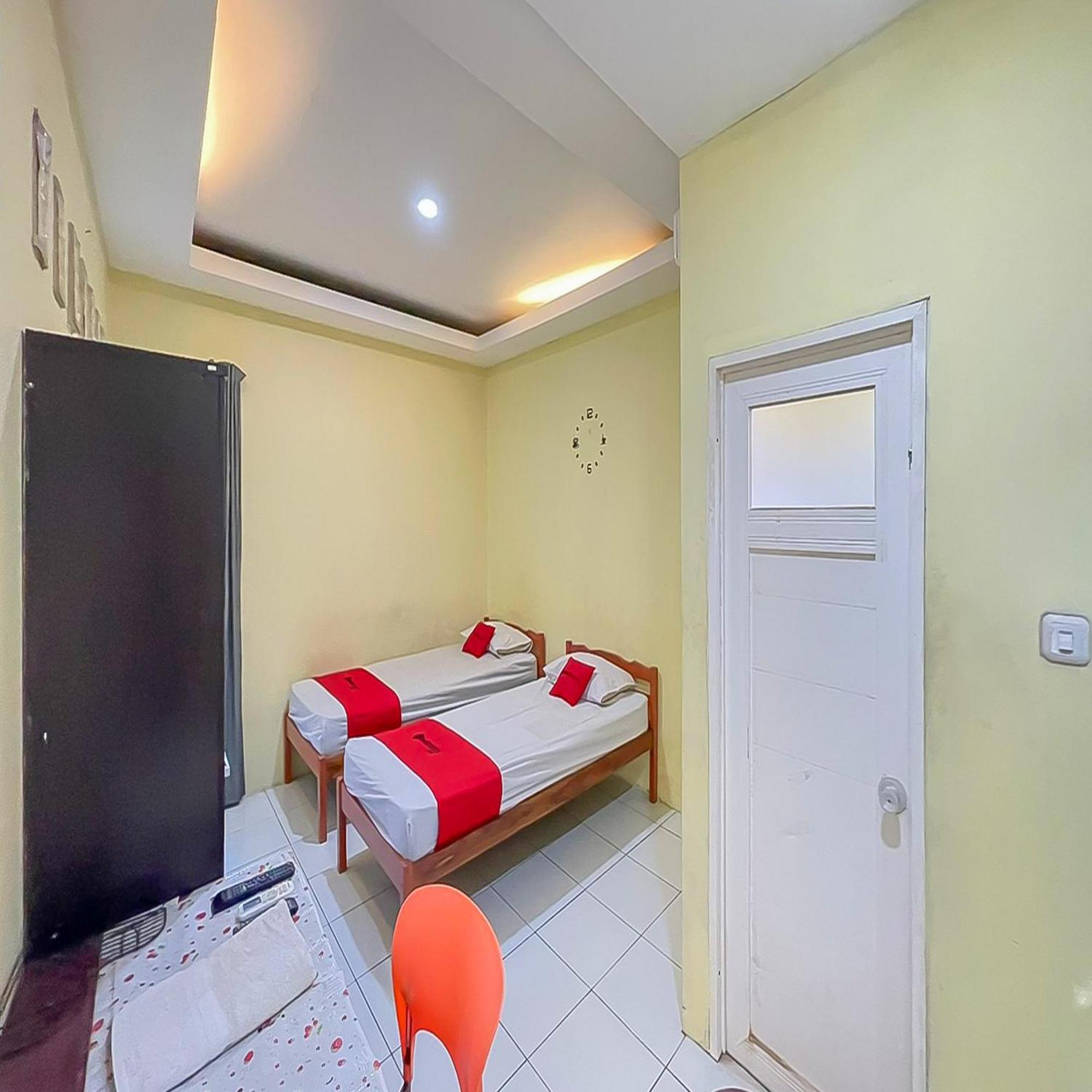 Hotel Reddoorz At Wahidin Street Cirebon Exterior foto