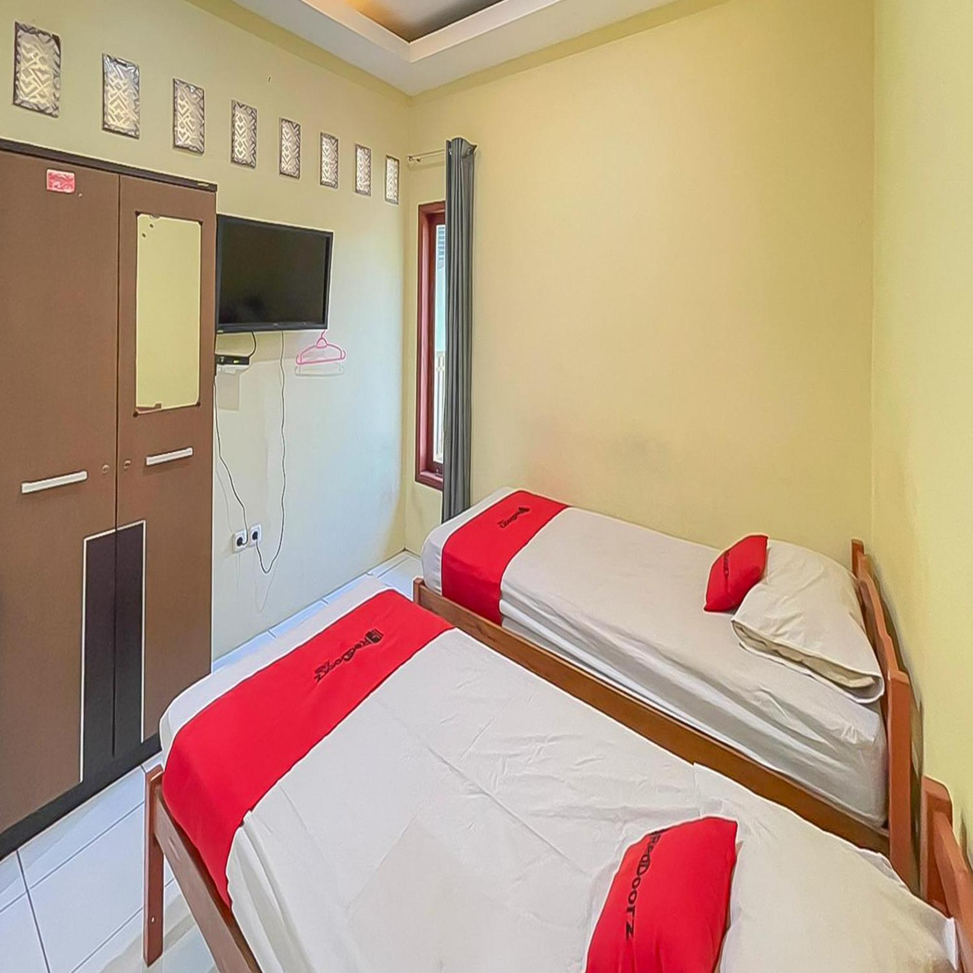 Hotel Reddoorz At Wahidin Street Cirebon Exterior foto