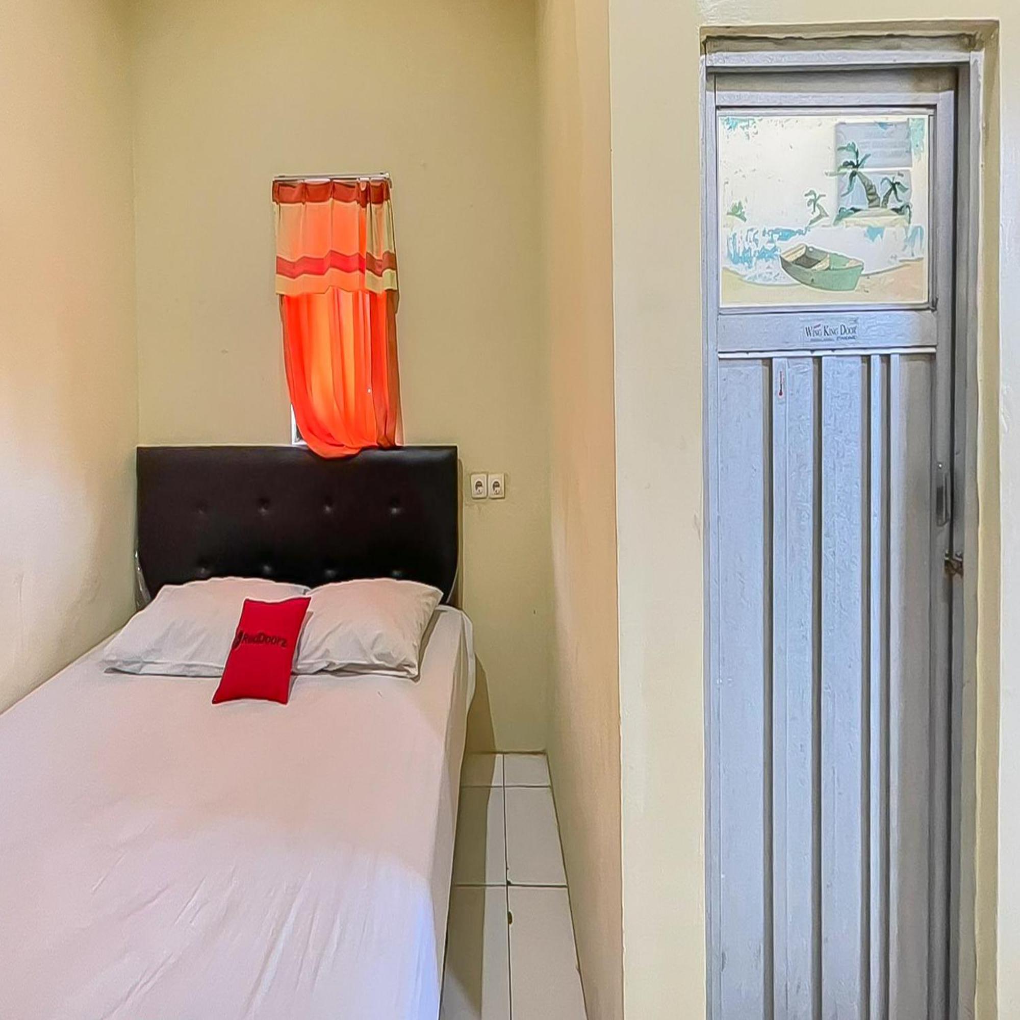 Hotel Reddoorz At Wahidin Street Cirebon Exterior foto